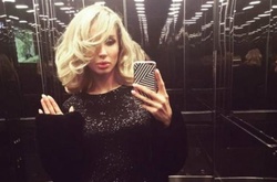 Продюсерка скандальної Лободи, яку прогнали через «коридор ганьби», просить захисту у Порошенка