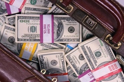 На Позняках невідомі вирвали у чоловіка сумку, в якій було 140 тисяч гривень