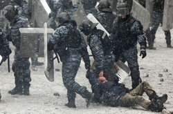 Екс-беркутівців під час судового засідання активісти облили кров'ю