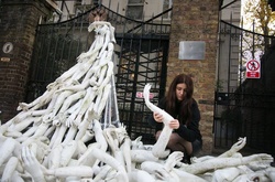 Посольство Росії у Лондоні закидали «людськими» кінцівками