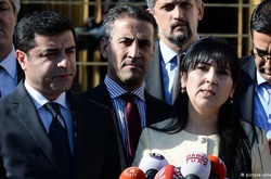 Фіген Юксекдаг (праворуч), Селахаттіна Демірташ (ліворуч)