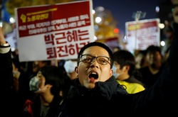 У Сеулі масові протести з вимогою відставки президента