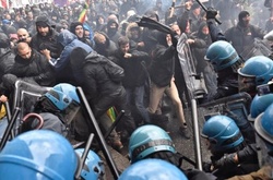 Антиурядовий мітинг в Італії переріс у жорсткі сутички з поліцією