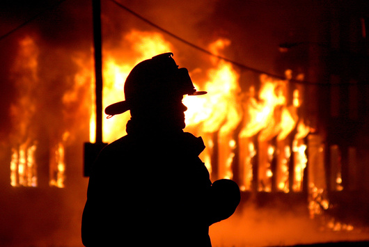 У Кривому Розі під час гасіння пожежі постраждали рятувальники