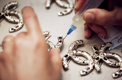 Магия и волшебство ателье Chanel: как создают пуговицы для нарядов Карла Лагерфельда