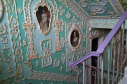У Києві пенсіонер перетворив свій під'їзд на Версаль