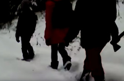 Діти з сокирою йдуть до школи