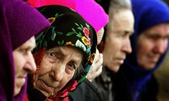 Покращення Гройсмана: майже 8 млн пенсіонерів в Україні виживають за 1130 грн на місяць