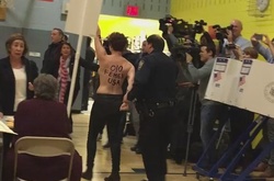 На виборчу дільницю Трампа прийшли оголені жінки