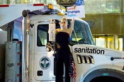 Звездный протест: расстроенная Леди Гага вышла с плакатом против Трампа