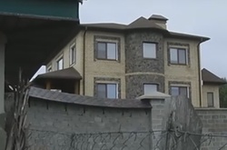 Як на Київщині свободівець обстріляв розкішний будинок депутата від Опоблоку