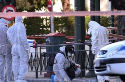 Криміналісти біля посольства Франції в Афінах