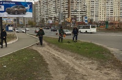 На вихідні прогнозують снігопад, а комунальники на Позняках косять траву (ФОТО)