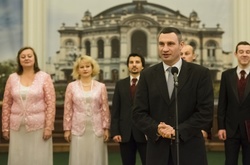 Кличко сфотографувався з «найкращими киянами». Репортаж з мерії