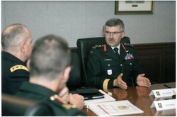 Сьогодні до України прибуде командувач канадської армії