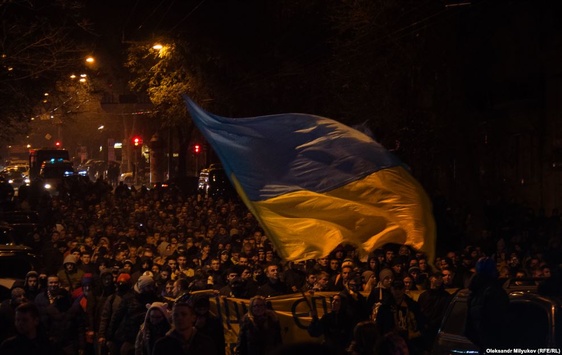 Яскравий марш футбольних фанатів вулицями Одеси