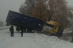 Через снігопади в Україні перевернулися 4 вантажівки та зупинився потяг