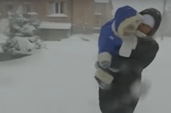 Закриті школи та паралізований транспорт: різкий вітер, мокрий сніг застали Україну зненацька