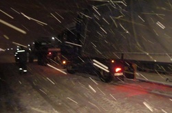 Через сильний снігопад обмежено рух вантажівок у чотирьох областях