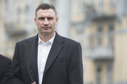 Кличко: Основні магістралі та мости очищені від снігу, місто повертається до нормального життя