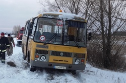 На Київщині в снігових заметах застрягли шкільні автобуси (ФОТО)