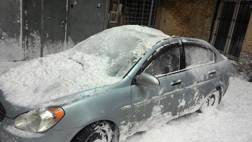 В центрі Києва брила розтрощила автомобіль (ФОТО)