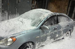 В центрі Києва брила розтрощила автомобіль (ФОТО)