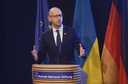 Яценюк – німцям: Ми захищаємо ваші кордони