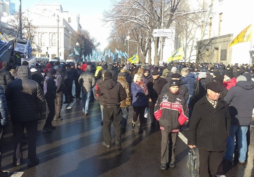 Активісти перекрили вулицю Грушевського біля Ради 