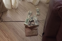 СБУ затримала під Києвом продавців 50 тисяч фальшивих доларів 