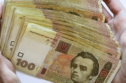 На тлі протестів під Нацбанком гривня стрімко падає