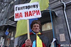 Під НБУ мітингує близько тисячі осіб. З'явилися нові гасла – про село та землю