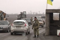 На пунктах пропуску в зоні АТО стоять у чергах майже 800 авто