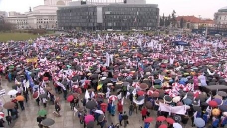 Закриття гімназій у Польщі: у Варшаві почались багатотисячні протести 