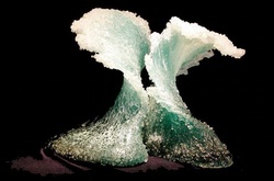 Чудеса из стекла: удивительные скульптуры, имитирующие морские волны