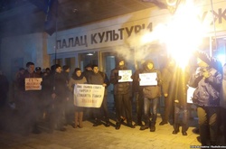 У Черкасах активісти влаштували пікет перед початком концерту «Потапа і Насті Каменських» 