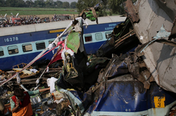 Кількість загиблих під час аварії поїзда в Індії зросла до 133 осіб