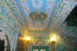 Версаль чи Ермітаж? Як київський пенсіонер прикрасив свій під'їзд