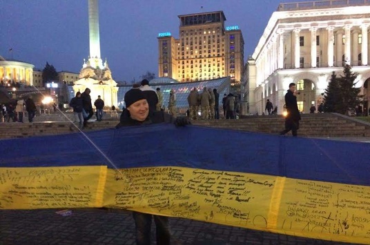 День Гідності і Свободи: на Майдані розгорнули гігантський прапор України
