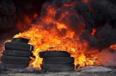 На Майдані сутички: група активістів запалила шини 