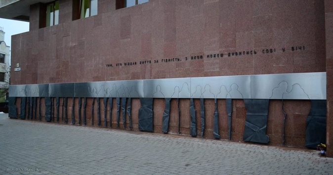 В Івано-Франківську встановили монумент героям Небесної сотні