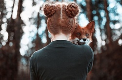 Серия сказочных портретов: прирученная лиса в объятиях рыжеволосой девушки 