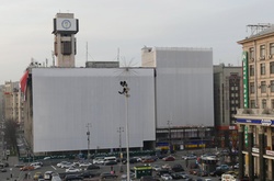 У Києві розпочався демонтаж незаконної надбудови над Будинком профспілок