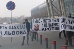 Невідомі із плакатами «Геть «Шахтар» зі Львова» зустріли донецьку команду в аеропорту