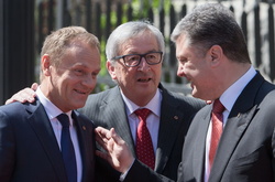    Дональд Туск, Петро Порошенко і Жан-Клод Юнкер     