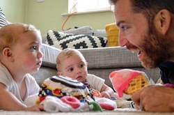 Плачущие дети и соцсеть: многодетный отец стал звездой Instagram