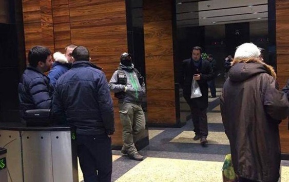 У торговому центрі «Гулівер» тривають обшуки: будівлю блокують люди з автоматами