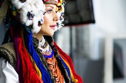 Тина Кароль примерила украинский свадебный костюм начала XIX века