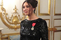 Моника Белуччи получила Орден Почетного легиона из рук Франсуа Олланда