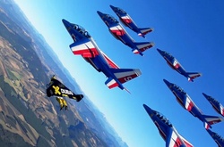 Экстремалы в реактивных ранцах пролетели в одном строю с самолетами